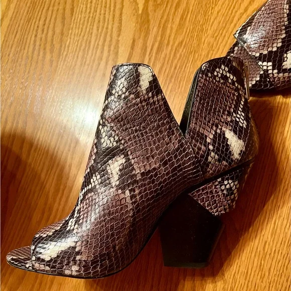 Vince Camuto Kevinney Womens Leather Open Toe Ankle Boots, Retro
Python Exotic - Picture 1 of 9